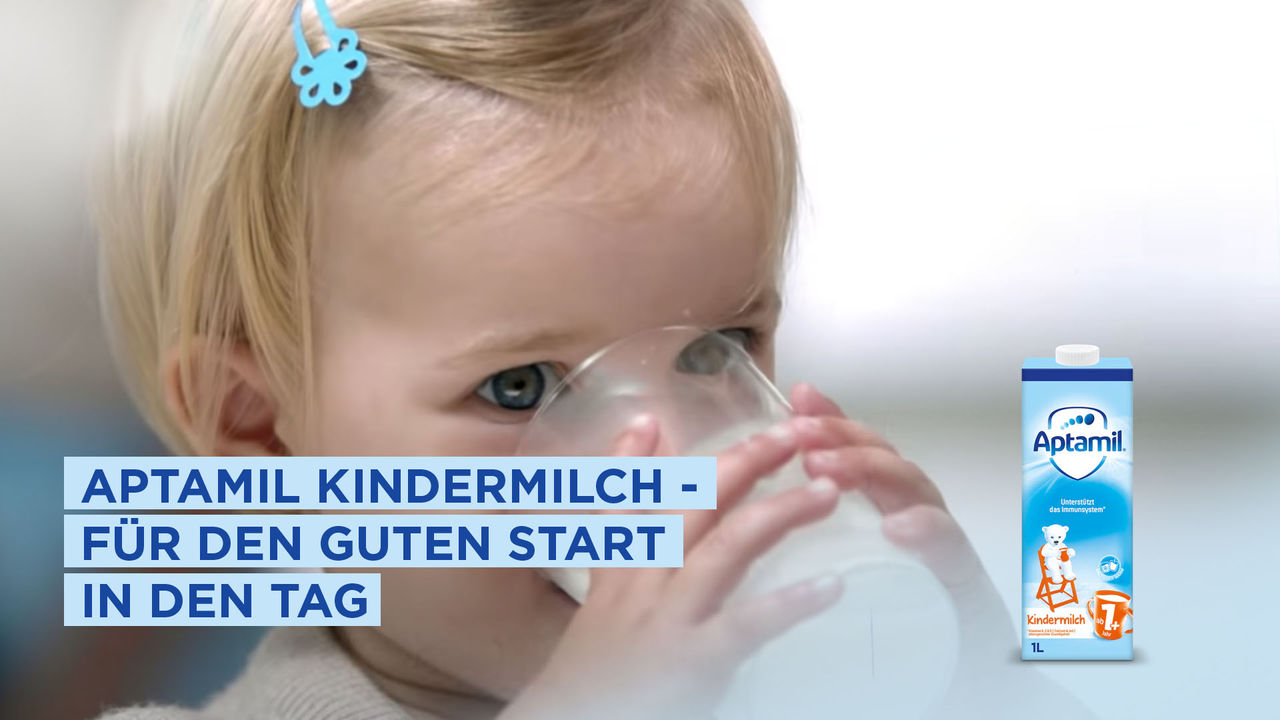 Kind trinkt Glas Milch und Produkt-Darstellung Kindermilch
